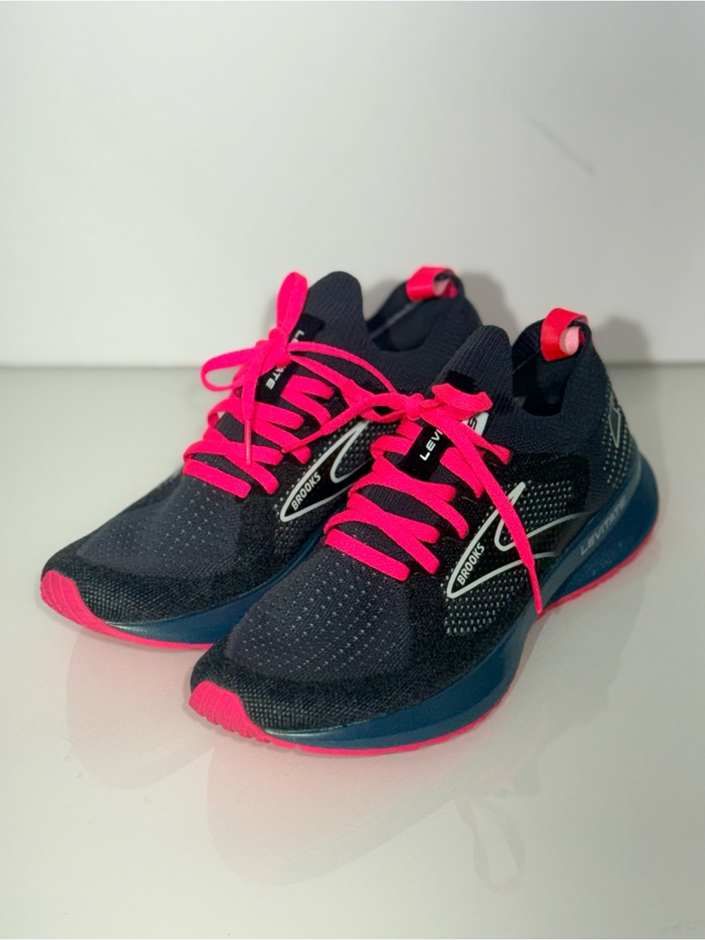 Brooks Levitate StealthFit Black Hot Pink Running Shoes Sz 6.5